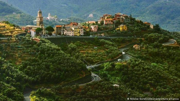 Vùng duyên hải này nằm ở Liguria, tây bắc Italy. Cinque Terre nổi tiếng với các khu làng đẹp nên thơ, cùng các cung đường mòn lớn. Được UNESCO công nhận là Di sản thế giới vào năm 1997, Cinque Terre là địa điểm lý tưởng cho nghỉ dưỡng, khám phá thiên nhiên