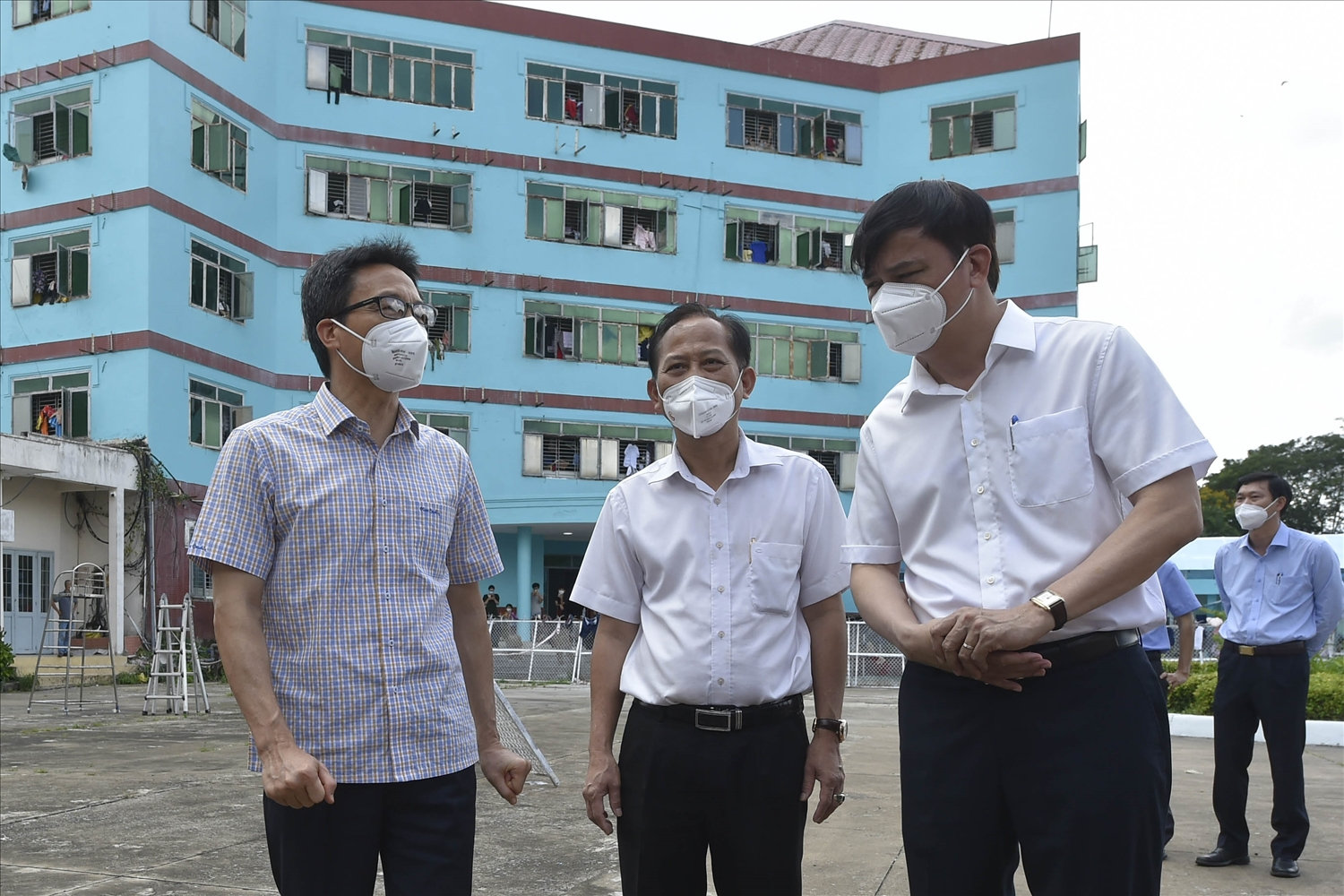 Phó Thủ tướng Vũ Đức Đam thị sát Bệnh viện dã chiến điều trị bệnh nhân COVID-19 Bình Chánh số 1 với khoảng 1.000 giường điều trị cho các F0 có triệu chứng nhẹ, có trang bị hệ thống oxy tập trung, máy thở oxy dòng cao (HFNC)… - Ảnh: VGP/Đình Nam