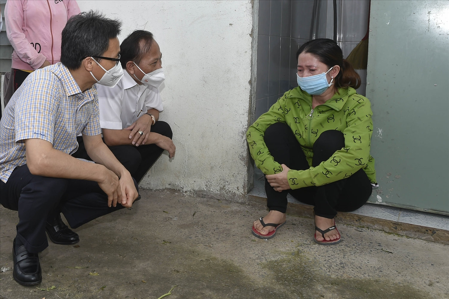Phó Thủ tướng Vũ Đức Đam hỏi chuyện một người lao động từ Đồng Tháp lên TP.HCM tìm việc thì bị “kẹt lại” thành phố trong suốt mấy tháng giãn cách vừa qua - Ảnh: VGP/Đình Nam