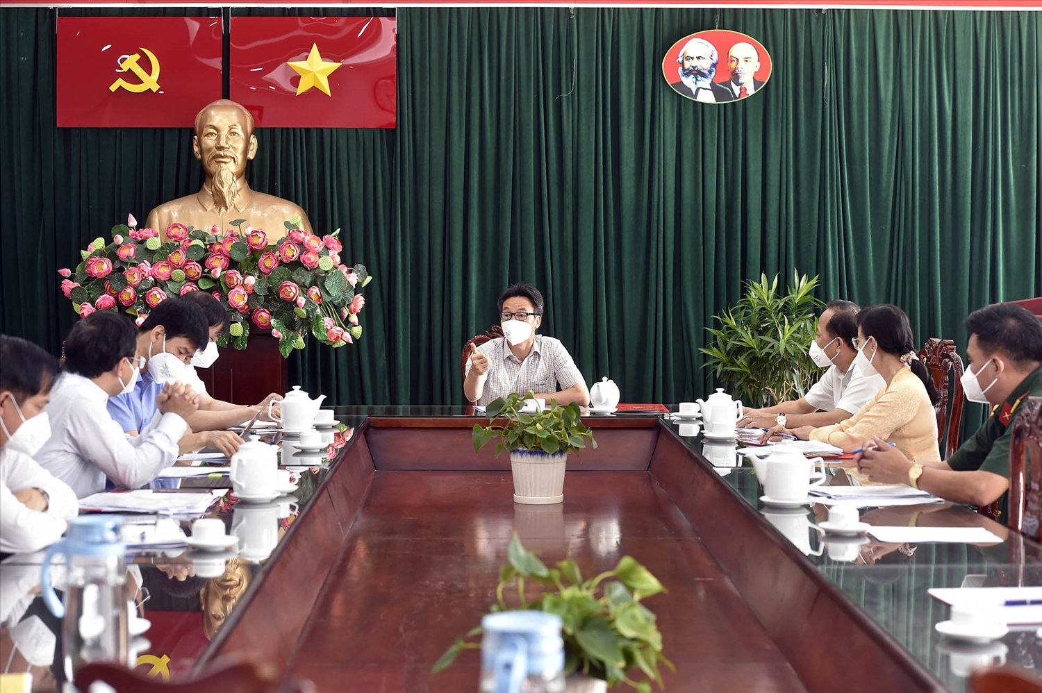 Phó Thủ tướng Vũ Đức Đam đề nghị huyện Bình Chánh cần tiếp tục bám sát thực tiễn, có những giải pháp chủ động, linh hoạt trong phòng, chống dịch - Ảnh: VGP/Đình Nam
