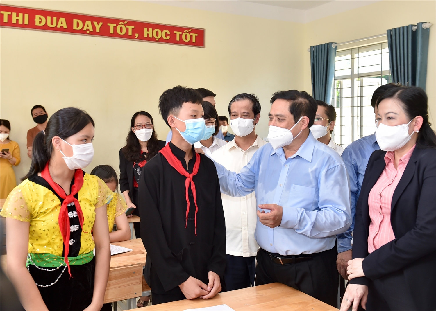 Thủ tướng thăm hỏi, động viên các học sinh tại Trường Phổ thông Dân tộc nội trú THCS Định Hoá - Ảnh: VGP