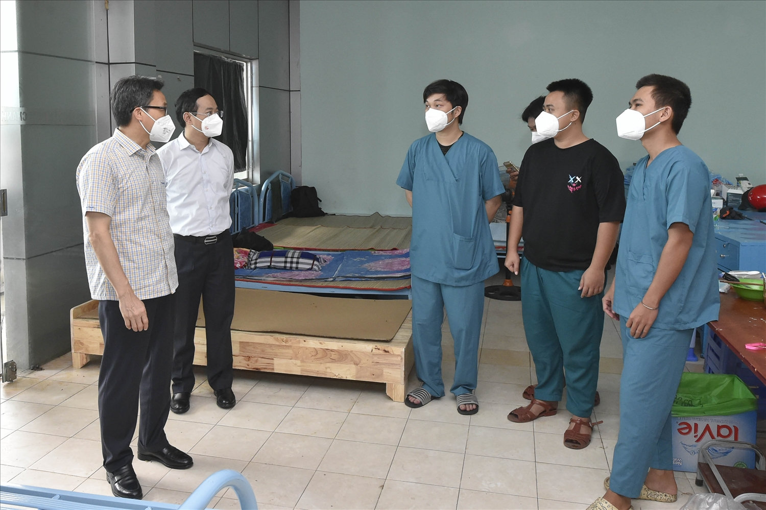 Phó Thủ tướng Vũ Đức Đam động viên các y, bác sĩ Bệnh viện dã chiến điều trị bệnh nhân COVID-19 Bình Chánh số 1 - Ảnh: VGP/Đình Nam