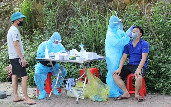 Test nhanh SARS-Cov-2 đối với người điều khiển phương tiện vận chuyển hàng hoá xuất nhập khẩu tại các cửa khẩu của tỉnh Lạng Sơn.