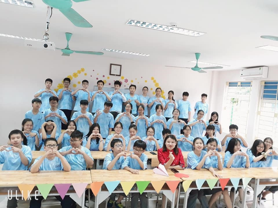 Cô giáo Thanh Tâm và các bạn học sinh (ảnh chụp trước khi dịch Covid-19 diễn biến phức tạp). Ảnh:  nhân vật cung cấp