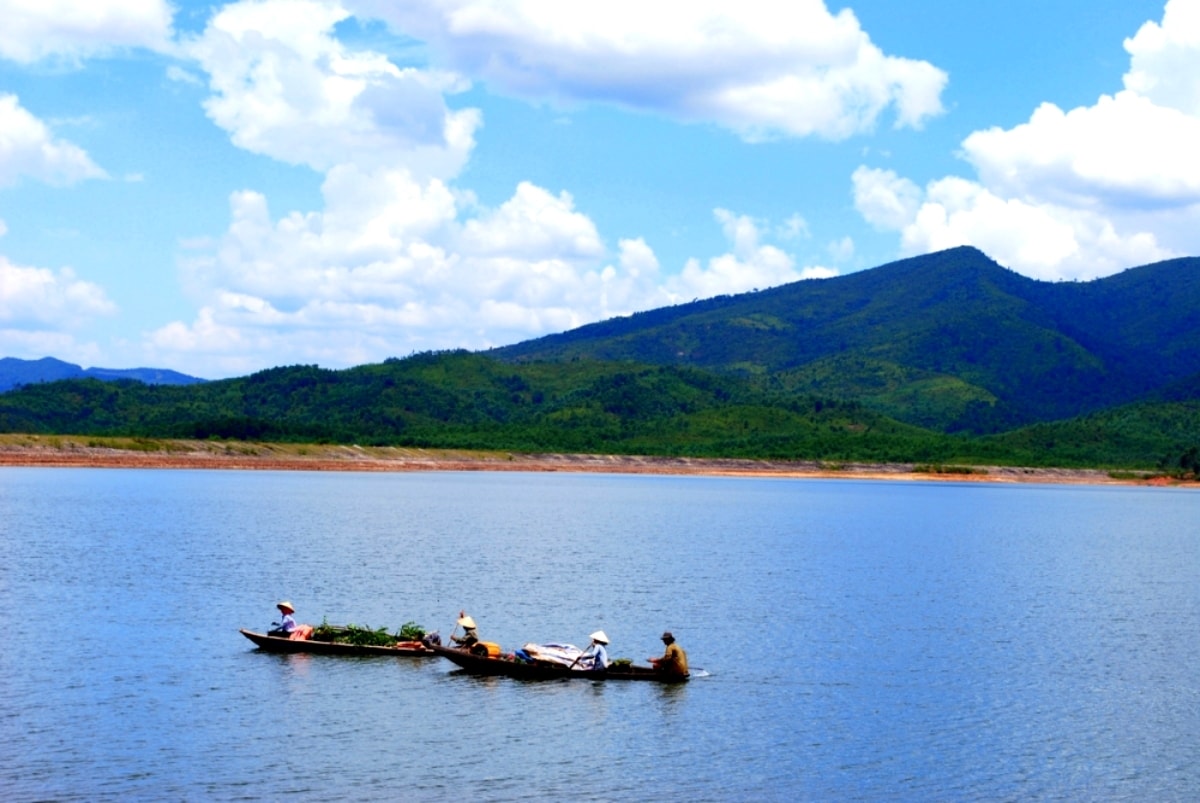 Du thuyền trên hồ Khe Tân Du thuyền trên hồ Khe Tân