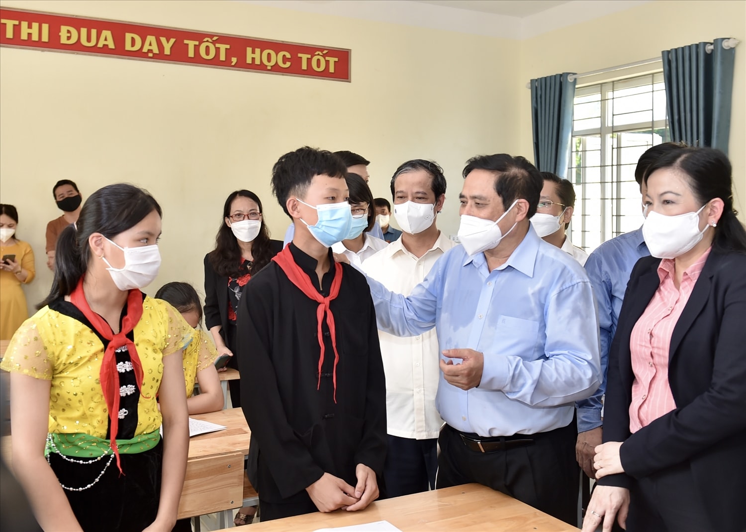 Thủ tướng thăm hỏi, động viên các thầy cô, học sinh Trường Phổ thông Dân tộc nội trú THCS Định Hóa - Ảnh: VGP/Nhật Bắc