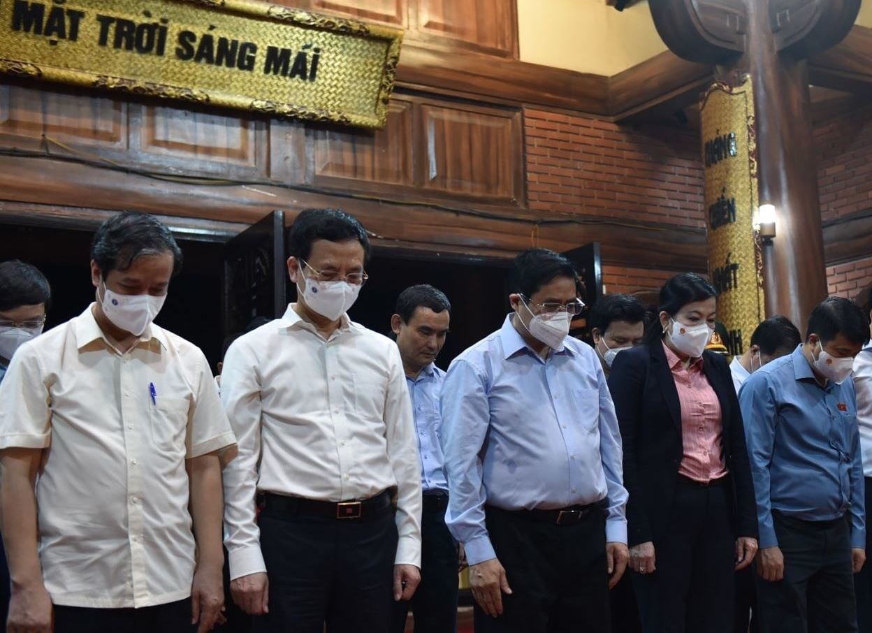 Thủ tướng Chính phủ và các thành viên trong Đoàn bày tỏ lòng biết ơn vô hạn đối với Chủ tịch Hồ Chí Minh vĩ đại - Ảnh: VGP/Nhật Bắc