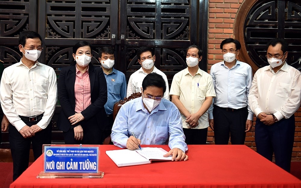Thủ tướng Phạm Minh Chính ghi sổ lưu niệm tại Nhà tưởng niệm Chủ tịch Hồ Chí Minh - Ảnh: VGP/Nhật Bắc