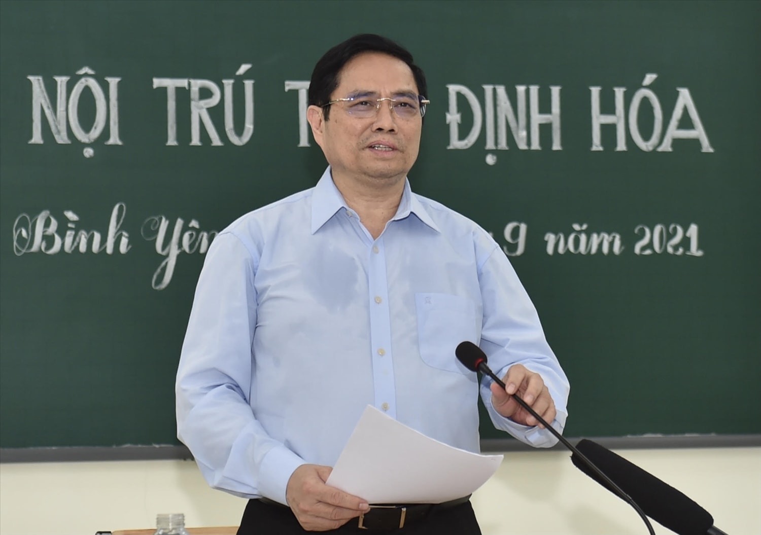 Thủ tướng làm việc với lãnh đạo các huyện, xã của tỉnh tại điểm cầu ngay trong phòng học đơn sơ của Trường phổ thông Dân tộc nội trú THCS Định Hóa - Ảnh: VGP/Nhật Bắc