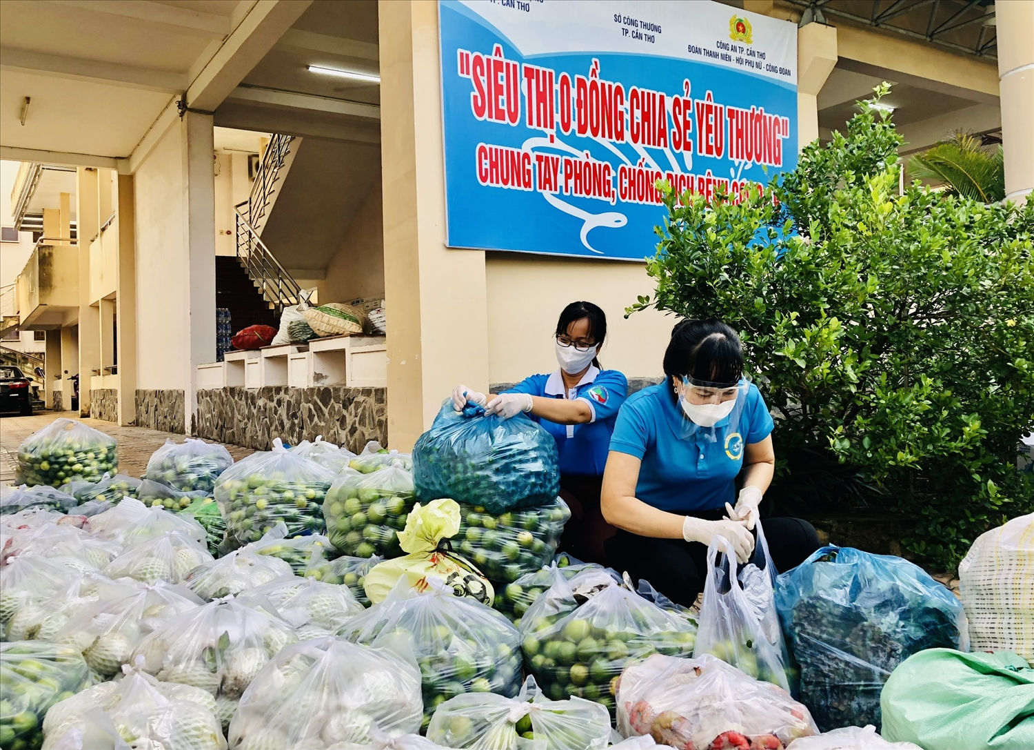 Chị em tất bật chuẩn bị hàng hóa hỗ trợ tỉnh Bình Dương