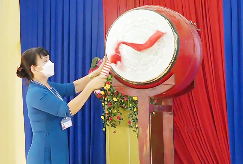 Hiệu trưởng Trường Phổ thông dân tộc nội trú - THCS Bình Long Nguyễn Thị Kim Yến đánh hồi trống khai giảng năm học mới Hiệu trưởng Trường Phổ thông dân tộc nội trú - THCS Bình Long Nguyễn Thị Kim Yến đánh hồi trống khai giảng năm học mới