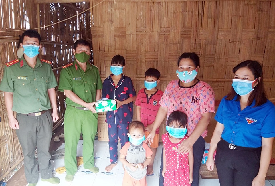 Đoàn thanh niên Công an tỉnh tặng học bổng và dụng cụ học tập cho học sinh có hoàn cảnh khó khăn ở xã Tân Phước Đoàn thanh niên Công an tỉnh tặng học bổng và dụng cụ học tập cho học sinh có hoàn cảnh khó khăn ở xã Tân Phước
