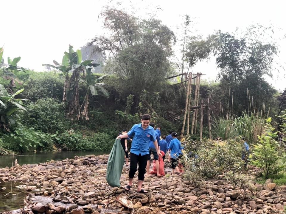 Người dân Tuyên Quang tham gia dọn vệ sinh khu vực lòng suối đảm bảo an ninh nguồn nước Tỉnh Tuyên Quang quản lý chặt chẽ hành lang bảo vệ nguồn nước