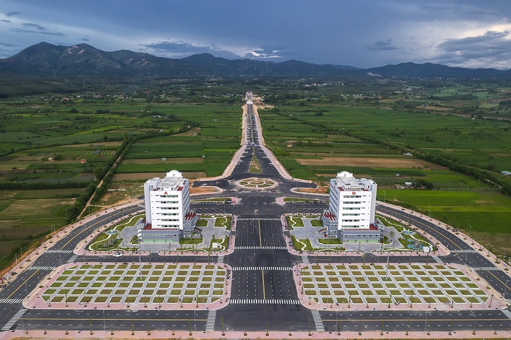 Dãy núi Chư Hreng nhìn từ hai tòa nhà hành chính tỉnh Kon Tum