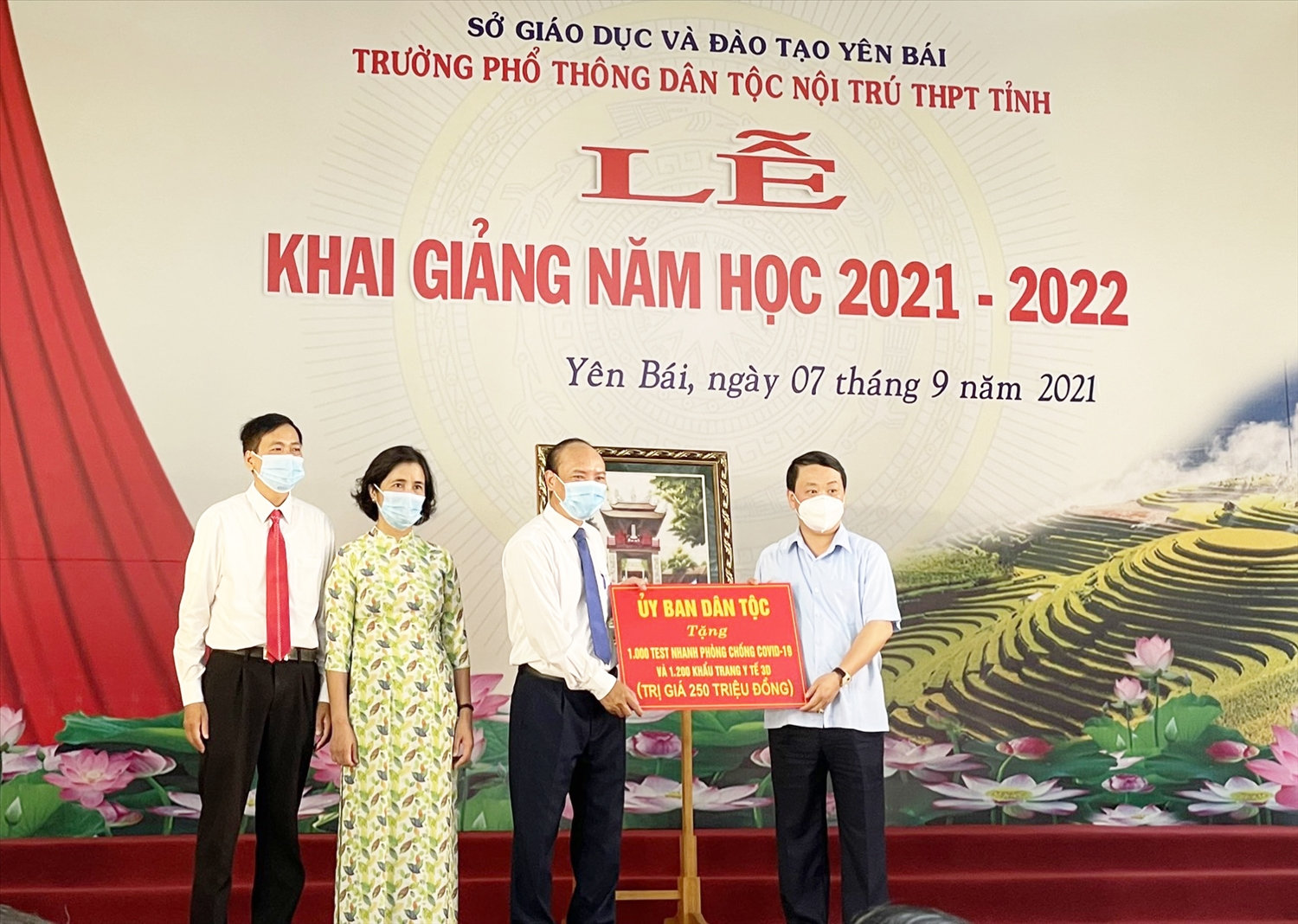 Bộ trưởng, Chủ nhiệm UBDT Hầu A Lềnh tặng quà Trường Phổ thông Dân tộc nội trú THPT tỉnh Yên Bái.  Ảnh: Quốc Thắng  