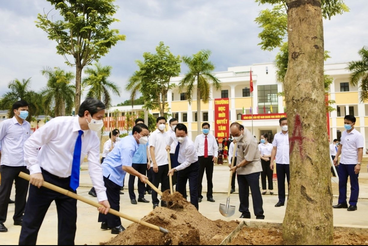 Chủ tịch nước Nguyễn Xuân Phúc, Bộ trưởng, Chủ nhiệm Ủy ban Dân tộc Hầu A Lềnh và các đại biểu trồng cây lưu niệm trong khuôn viên nhà trường
