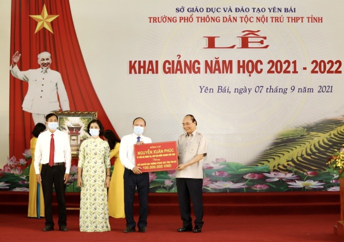 Chủ tịch nước trao tặng 100 triệu đồng cho Qũy khuyến học của nhà trường