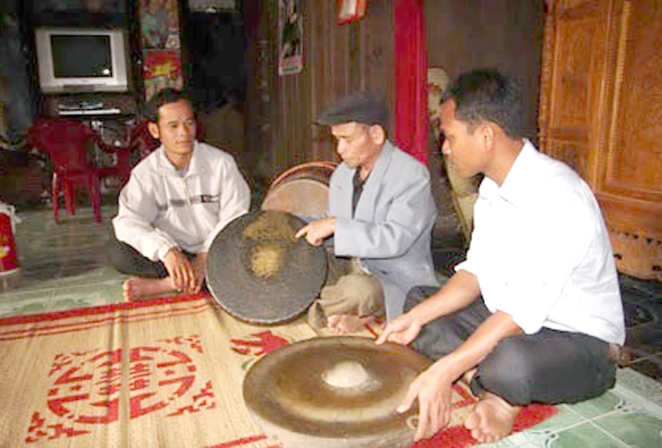Ông Hồ Lô (ở giữa), Người có uy tín - luôn đi đầu trong các phong trào ở địa phương. (Ảnh chụp trước ngày 27/4/2021)