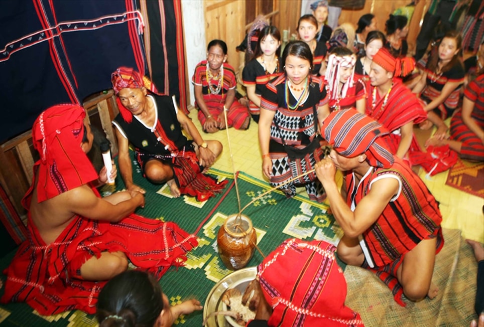 Tiệc mừng đám cưới tại gia đình nhà trai của người Pa Kô