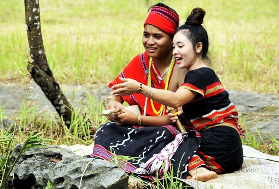 Con trai và con gái Pa Kô được tự do hò hẹn để cùng trò chuyện tìm hiểu nhau