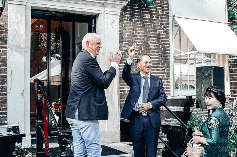 Đại sứ Việt Nam tại Hà Lan Phạm Việt Anh (bên phải) và ông ông Geert Steinmeijer tại Triển lãm.