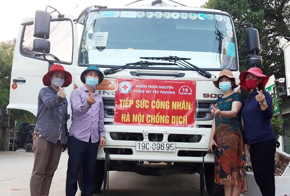 Thầy giáo Nguyễn Quang Đại (đội mũ cối, thứ hai bên trái), cùng các thành viên Nhóm thiện nguyện chuyển xe hàng ủng hộ về Hà Nội Thầy giáo Nguyễn Quang Đại (đội mũ cối, thứ hai bên trái), cùng các thành viên Nhóm thiện nguyện chuyển xe hàng ủng hộ về Hà Nội