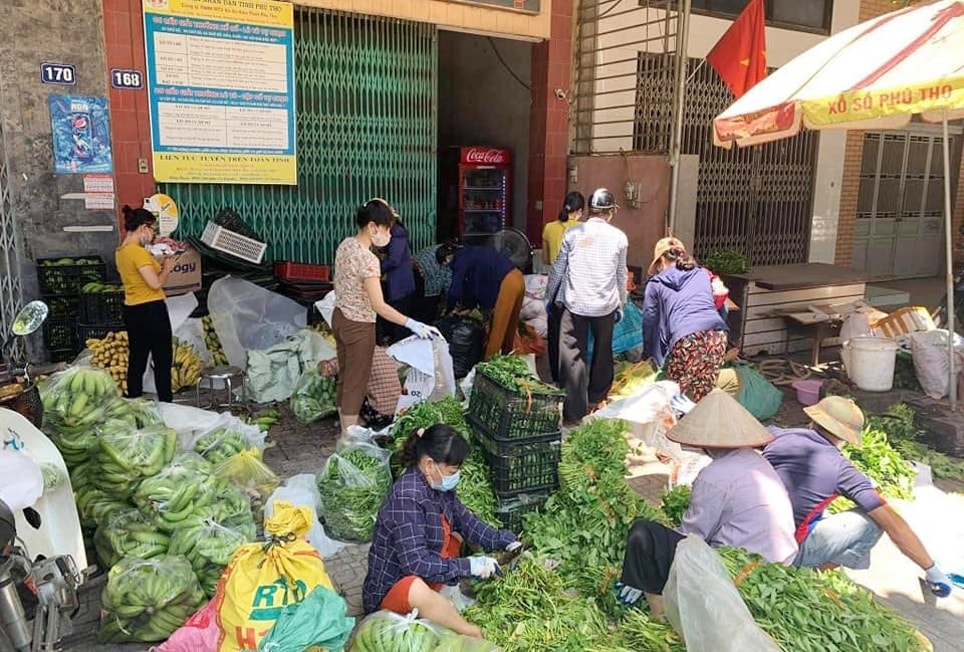 Các thành viên Nhóm thiện nguyện cùng người dân phân loại, đóng gói các nhu yếu phẩm để gửi đi ủng hộ vùng dịch Các thành viên Nhóm thiện nguyện cùng người dân phân loại, đóng gói các nhu yếu phẩm để gửi đi ủng hộ vùng dịch