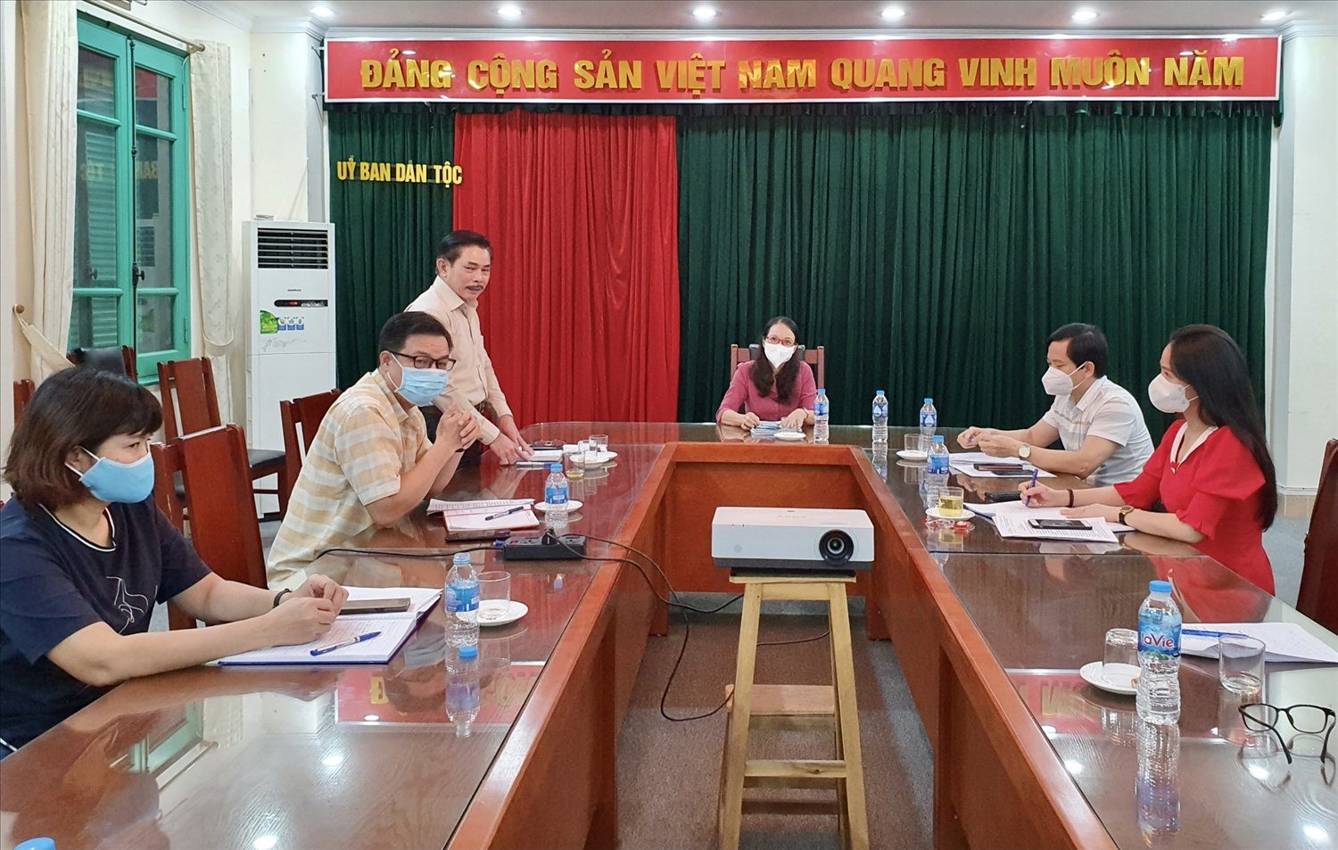 Tổng Biên tập Báo Dân tộc và Phát triển Lê Công Bình báo cáo với Thứ trưởng, Phó Chủ nhiệm Hoàng Thị Hạnh về kết  công tác của Báo trong 8 tháng năm 2021