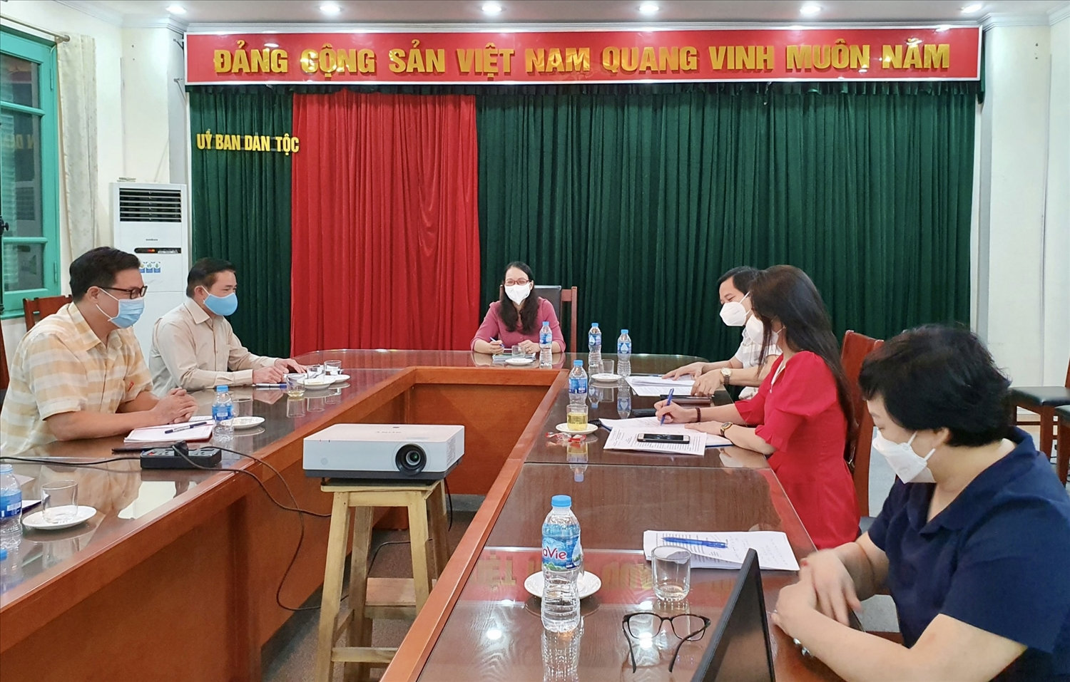 Quang cảnh cuộc họp