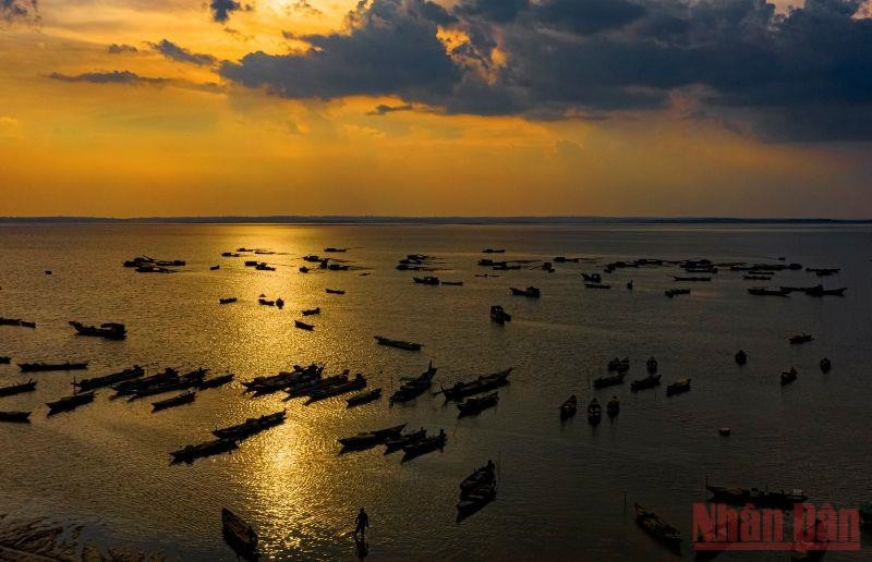 Hoàng hôn buông xuống ở Bến Nôm