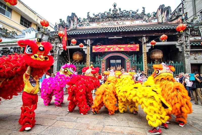 Vào dịp cận Tết, hàng trăm đoàn lân, sư, rồng đổ về Hội quán Tuệ Thành làm lễ “khai quang điểm nhãn” xin lộc cầu may (Ảnh chụp trong thời điểm chưa có dịch Covid-19)