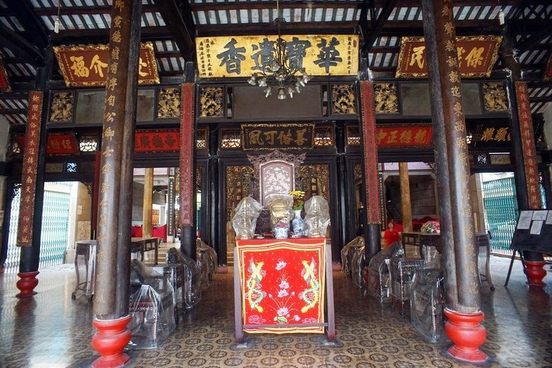 Chính điện Minh Hương Gia Thịnh với nhiều hoành phi, câu đối được chạm khắc tinh tế