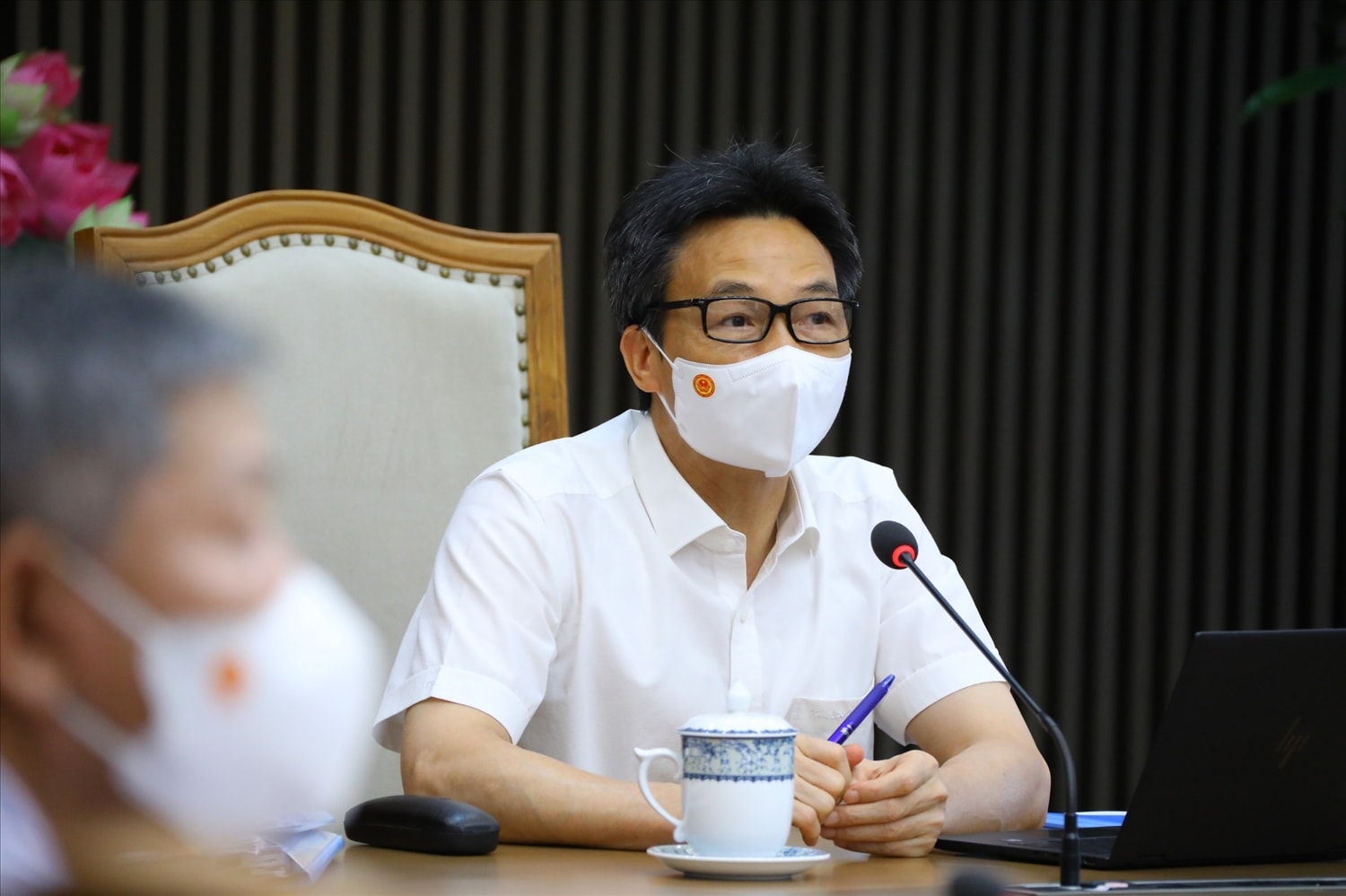 Phó Thủ tướng Vũ Đức Đam đề nghị các chuyên gia, nhà khoa học bàn kỹ, đề xuất cụ thể các giải pháp chống dịch trước diễn biến mới của tình hình dịch bệnh trong nước và trên thế giới. Ảnh: VGP/Đình Nam
