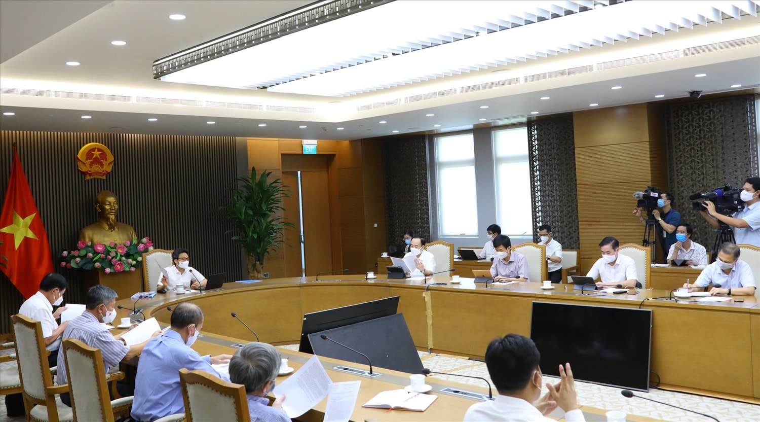 Các chuyên gia, nhà khoa học cho rằng cần có sự điều chỉnh chiến lược chống dịch phù hợp với diễn biến dịch bệnh ở trong nước. Ảnh: VGP/Đình Nam