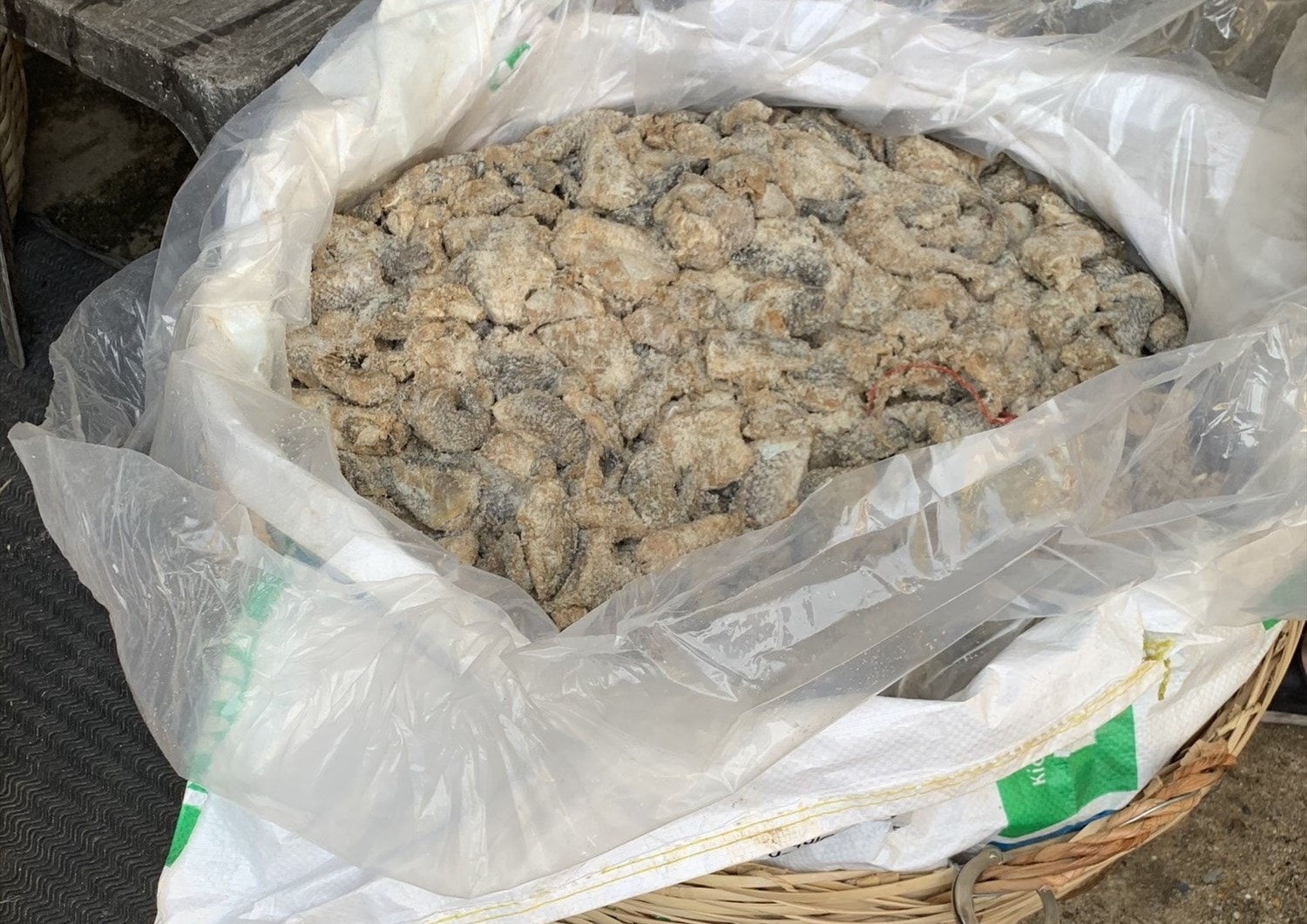 Ma tuý được nguỵ trang trong giỏ tre chứa mắm cá. Ảnh: VĂN MINH
