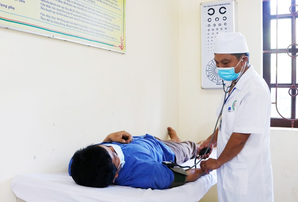 Người dân khám chữa bệnh tại Trạm Y tế xã Tân Lập, huyện Thanh Sơn Người dân khám chữa bệnh tại Trạm Y tế xã Tân Lập, huyện Thanh Sơn