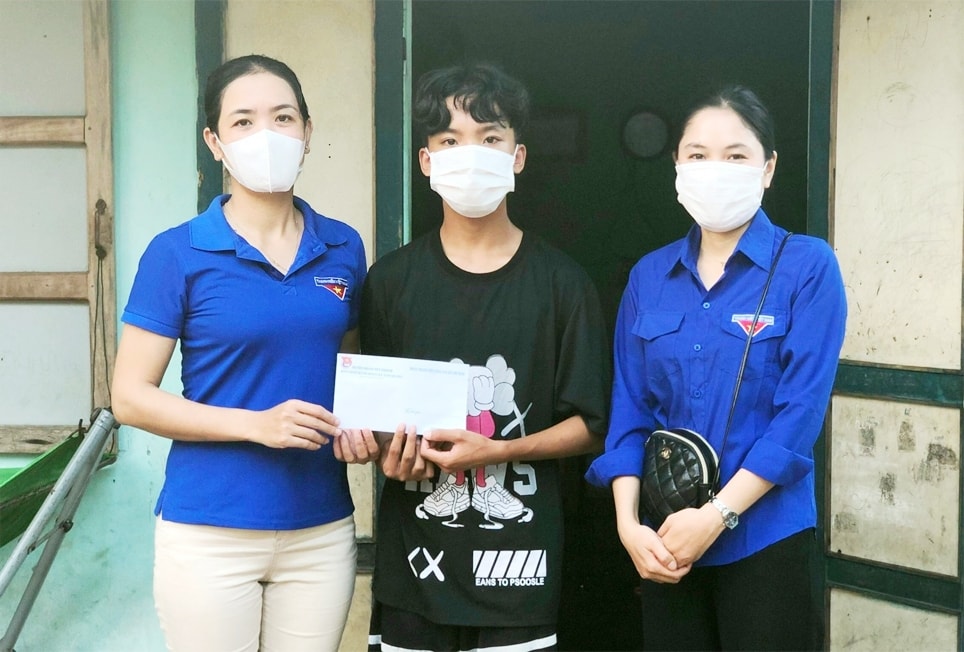 Bán hàng gây quỹ giúp đỡ học sinh khó khăn 