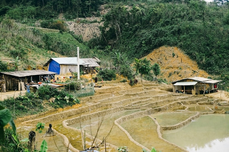 Những khoảnh ruộng bậc thang trồng lúa nước được người dân khai phá ngay bên nhà.