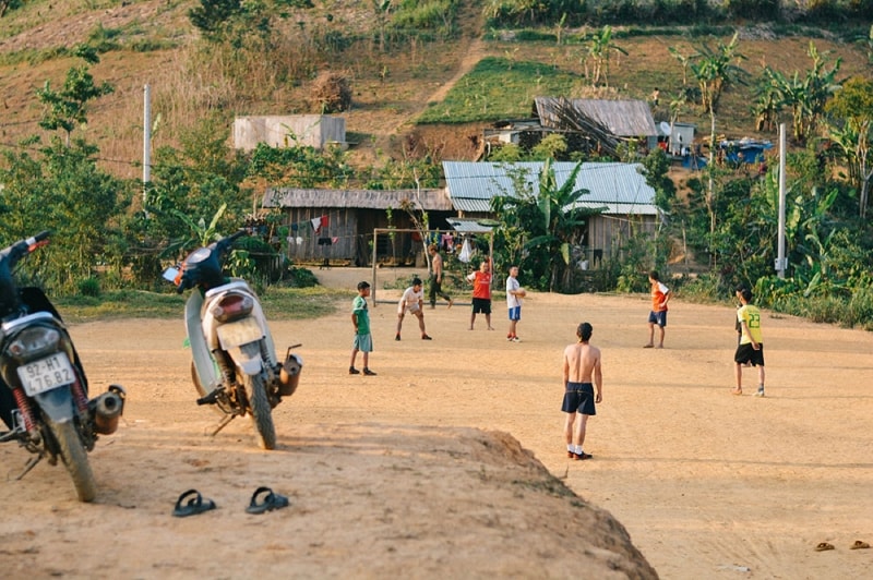 Thanh niên trong làng chiều chiều đá bóng