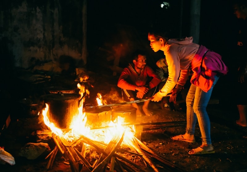 Phụ nữ nổi lửa nấu cơm.