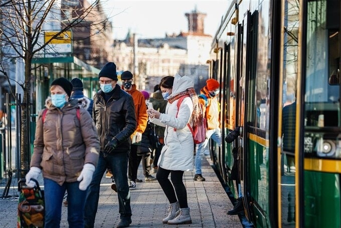 Người dân tại một trạm dừng xe điện ở Phần Lan. Ảnh: Bloomberg. Người dân tại một trạm dừng xe điện ở Phần Lan. Ảnh: Bloomberg.