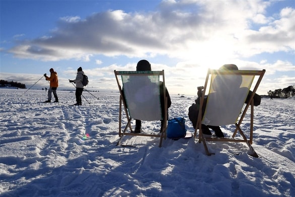 Người dân tận hưởng một ngày nắng ở Helsinki, Phần Lan ( Ảnh: AFP) Người dân tận hưởng một ngày nắng ở Helsinki, Phần Lan ( Ảnh: AFP)
