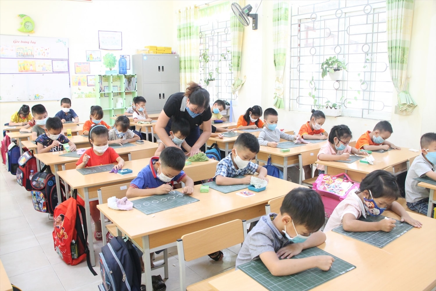 Ngay sau khi tựu trường, học sinh lớp 1 đã được các nhà trường tổ chức học tập nề nếp và luyện chữ cái theo chương trình học. Ngay sau khi tựu trường, học sinh lớp 1 đã được các nhà trường tổ chức học tập nề nếp và luyện chữ cái theo chương trình học.