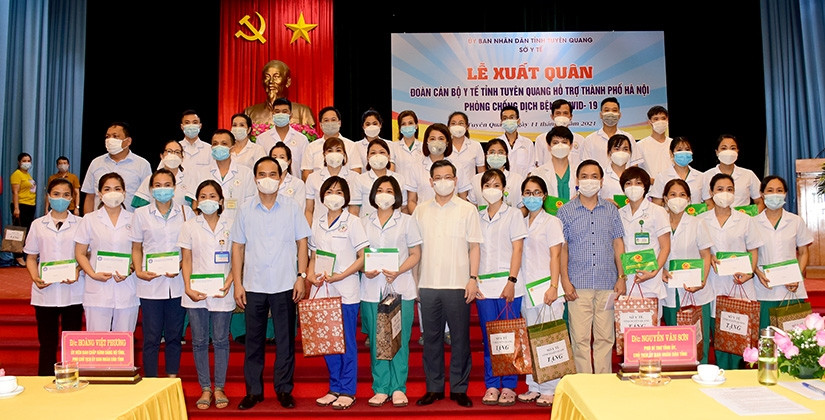 Lễ xuất quân cử 100 cán bộ y, bác sĩ lên đường hỗ trợ TP Hà Nội tiêm phòng vắc xin và lấy mẫu xét nghiệm Covid-19. Ảnh: BTQ