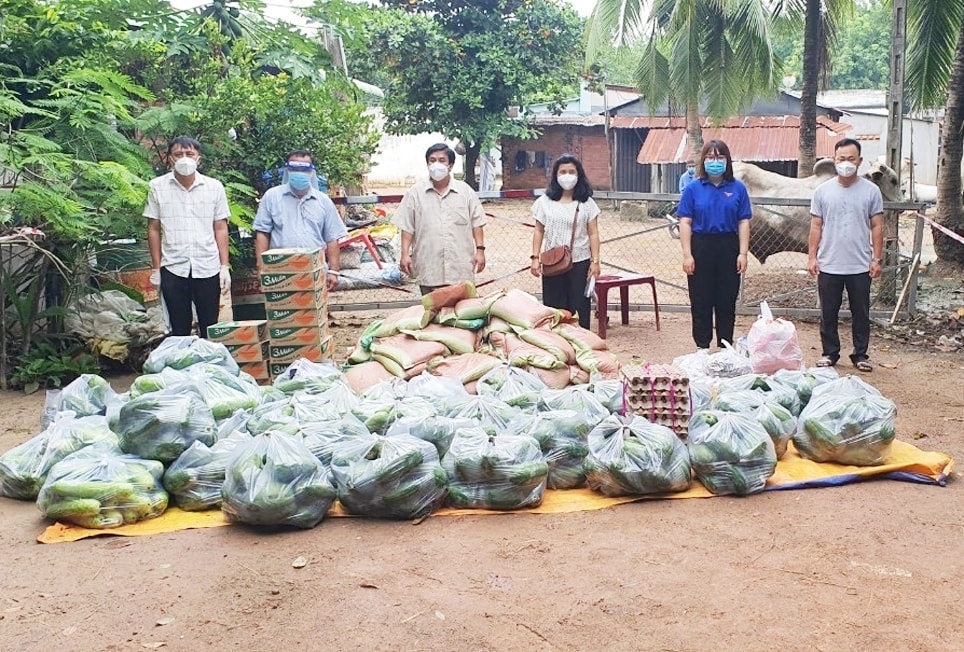 Ban Dân tộc và Tôn giáo Tây Ninh chuyển quà đến chốt phòng chống dịch của xã Ban Dân tộc và Tôn giáo Tây Ninh chuyển quà đến chốt phòng chống dịch của xã