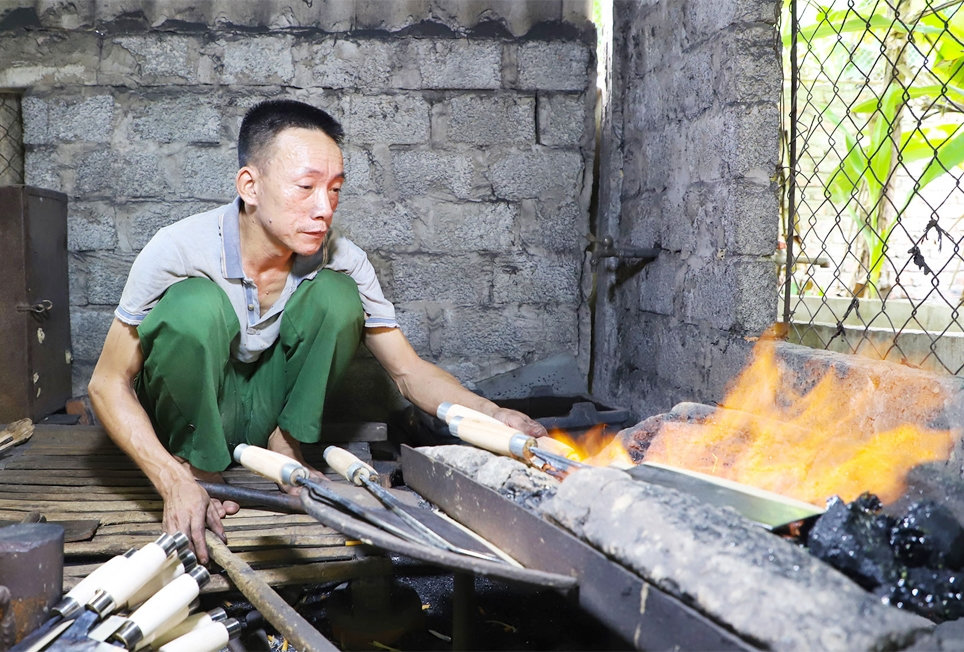 Suốt hơn 30 năm qua, ông Hà đã nguyện gắn bó cả đời mình với nghề rèn