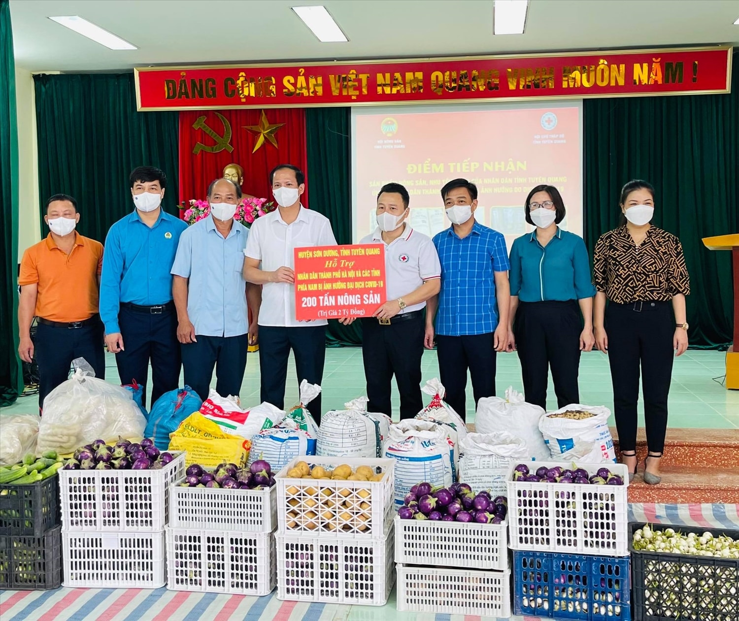  Hội Chữ thập đỏ tỉnh Tuyên Quang tiếp nhận 250 tấn nông sản của bà con các dân tộc huyện Sơn Dương ủng hộ người dân Thủ đô Hà Nội chống dịch Covid-19