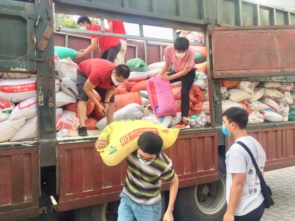 Những chuyến xe chở gạo hỗ trợ người dân vùng dịch