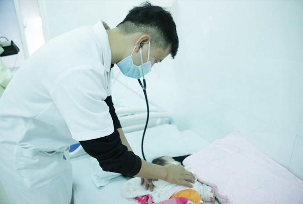 Lấy mẫu máu xét nghiệm sàng lọc sơ sinh giúp phát hiện và điều trị kịp thời, hiệu quả nhiều bệnh lý ở trẻ