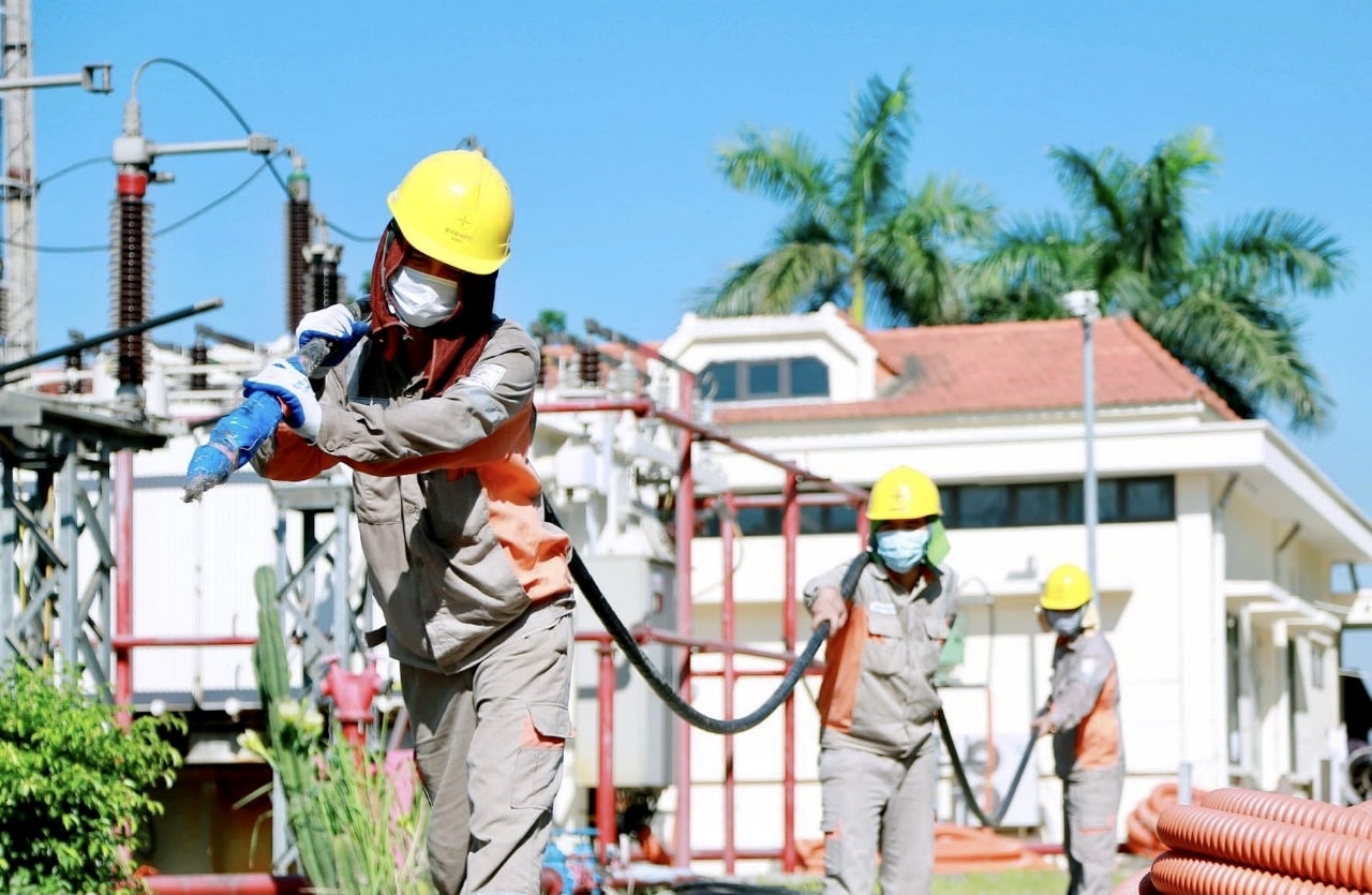 Công nhân ngành điện sửa chữa điện những ngày nắng nóng Công nhân ngành điện sửa chữa điện những ngày nắng nóng